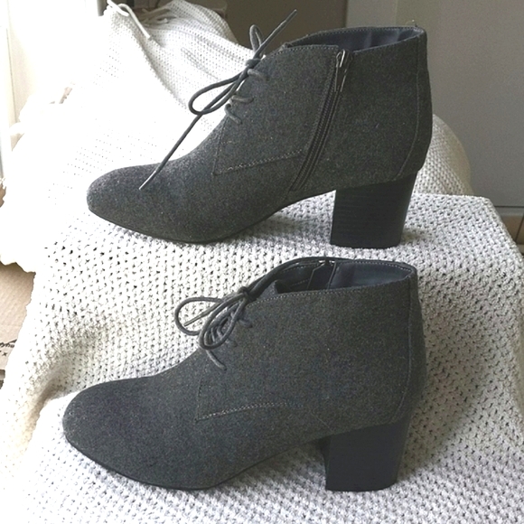 Grey Felt/ Flannel Side Zip and Lace Up Ankle Booties by Catherine Sz 9W - Picture 2 of 8